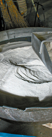 ガラスの主原料は、炭酸ソーダ、石粉、鉛などがあり、これに色をつけるための材料を混ぜ合わせて作ります。