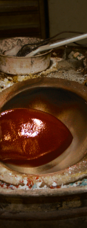 巻き取ったガラスの形をリンと呼ばれる鉄製のボールで整えながら、さらに溶けたガラスを巻き付け大きくしていきます。