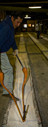 巻き取ったガラスをレンと呼ばれるレールの上に棒状に引き伸ばしていきます。これはガラスを引くという工程で温度が急激に変化するため一気に引き伸ばさなくてはなりません。