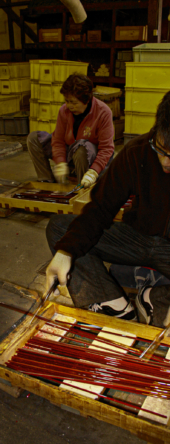 1回で10m以上の細長いガラスができます。これをヤットコという鉄製のはさみで一定の長さに切りそろえ、ガラス細工の生地棒が出来上がります。