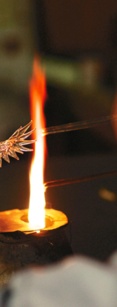 そしてそのガラス生地棒とバーナーを使い、匠の手により繊細なガラス工芸品が生まれます。